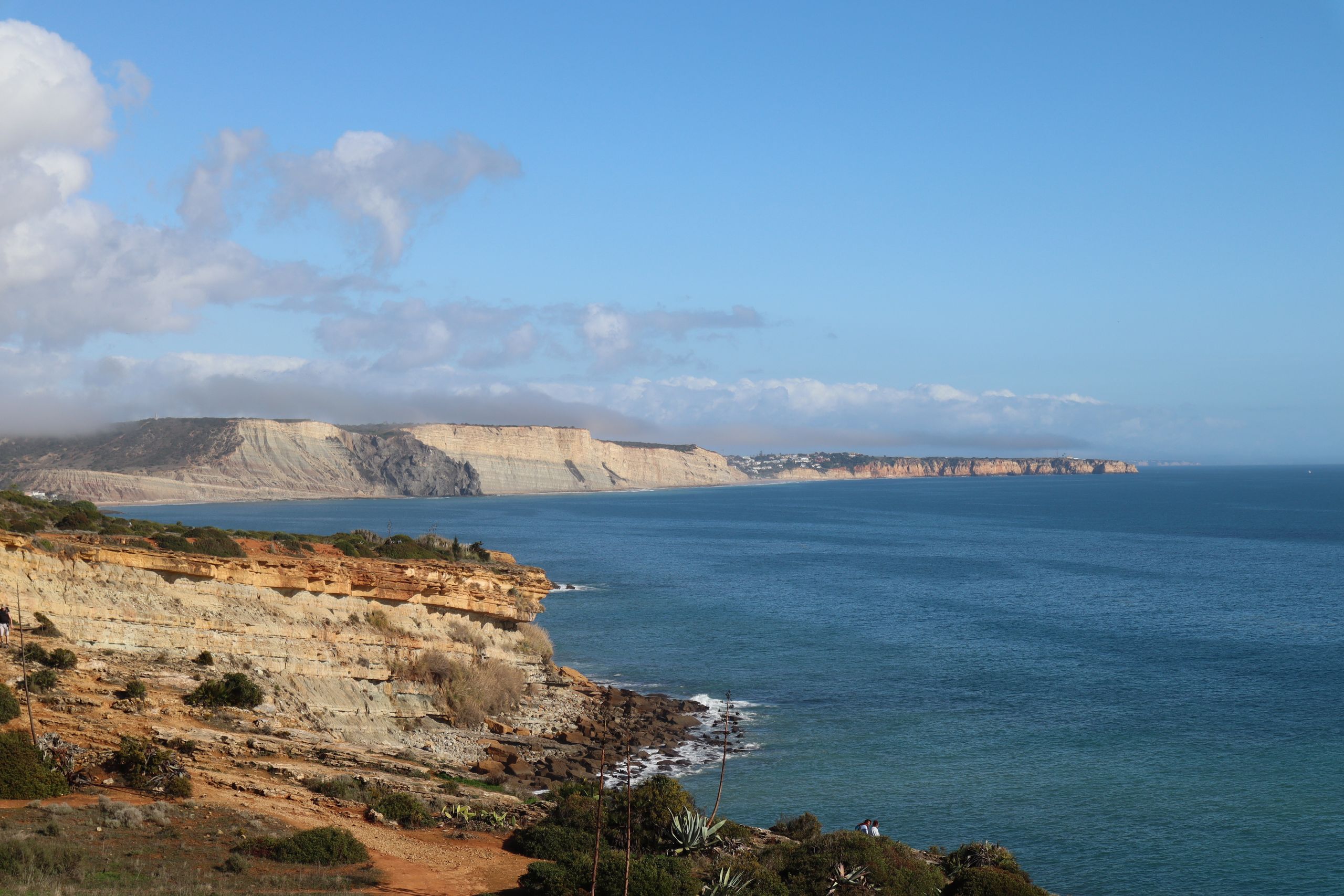 Acantilados dorados de la costa portuguesa frente al océano Atlántico